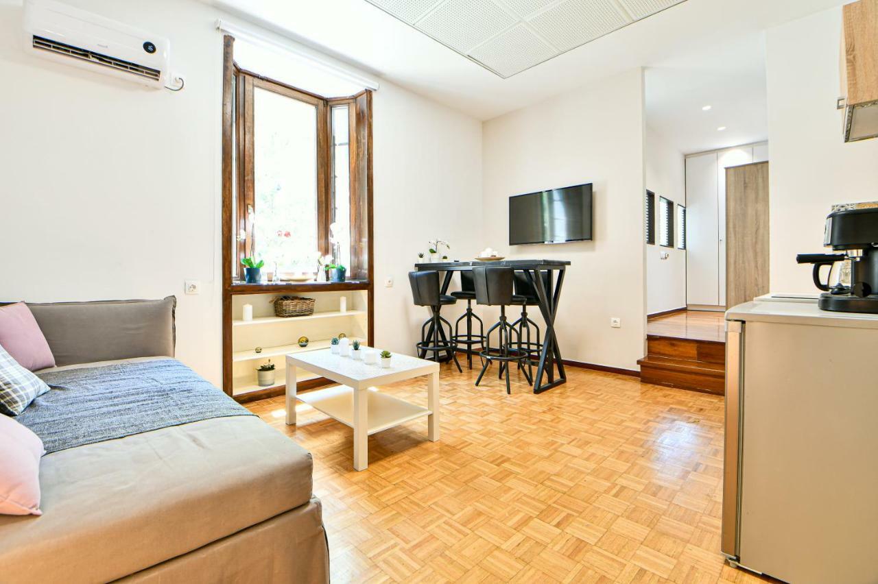 Flowers Of Athens, Boutique Aparthotel With 6-Apartments In Central เอเธนส์ ภายนอก รูปภาพ