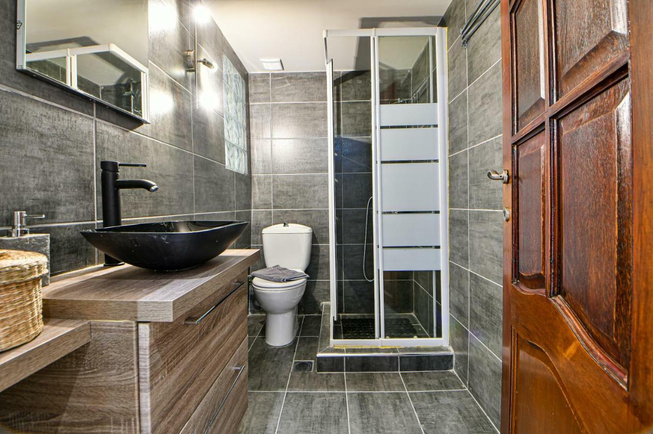 Flowers Of Athens, Boutique Aparthotel With 6-Apartments In Central เอเธนส์ ภายนอก รูปภาพ