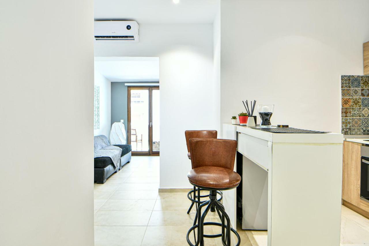 Flowers Of Athens, Boutique Aparthotel With 6-Apartments In Central เอเธนส์ ภายนอก รูปภาพ