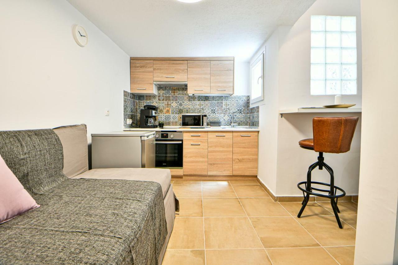 Flowers Of Athens, Boutique Aparthotel With 6-Apartments In Central เอเธนส์ ภายนอก รูปภาพ